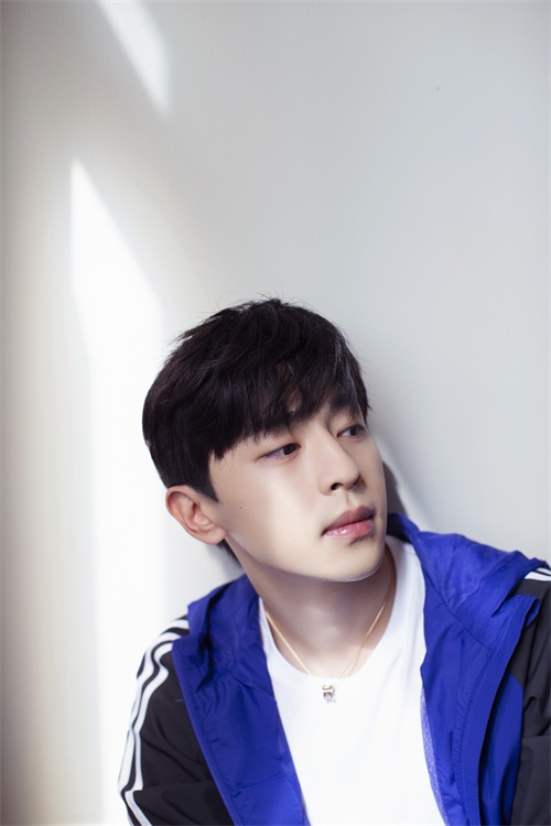 狐狸系美男邓伦晒近照，穿蓝黑色运动服，气质沉稳