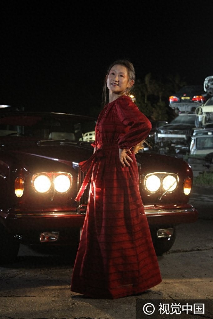 王菀之白脸惨妆化身红衣鬼新娘 火海拍摄MV气氛诡异