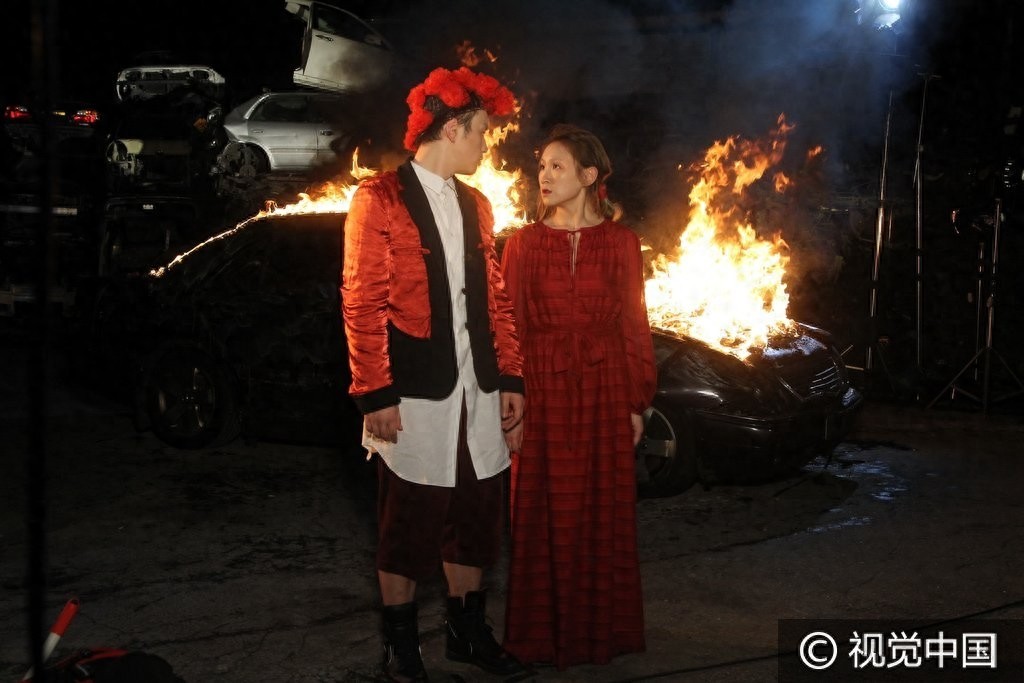 王菀之白脸惨妆化身红衣鬼新娘 火海拍摄MV气氛诡异