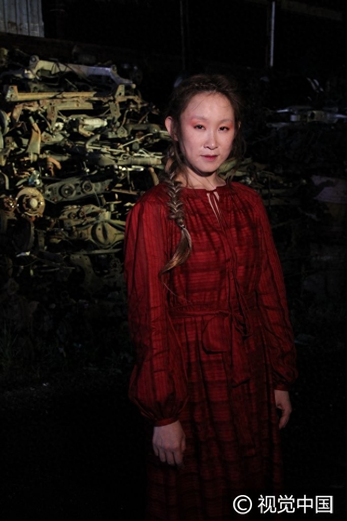 王菀之白脸惨妆化身红衣鬼新娘 火海拍摄MV气氛诡异