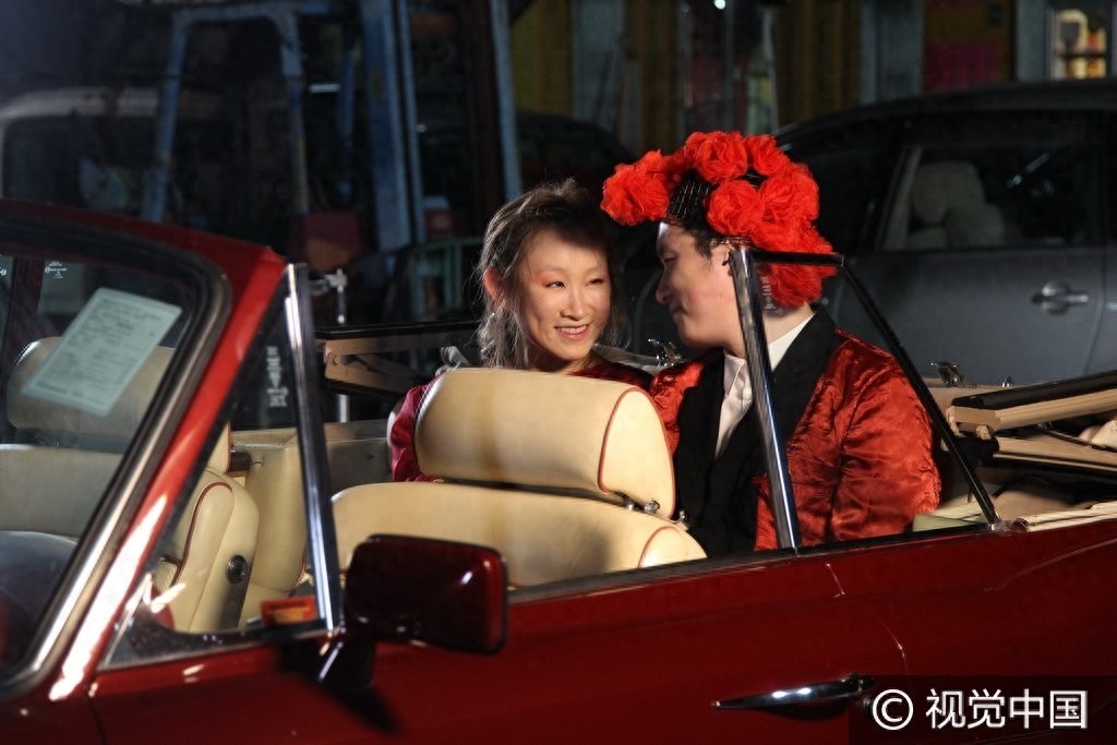 王菀之白脸惨妆化身红衣鬼新娘 火海拍摄MV气氛诡异