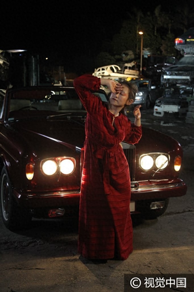 王菀之白脸惨妆化身红衣鬼新娘 火海拍摄MV气氛诡异