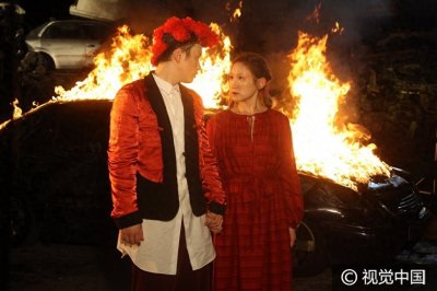 ​王菀之白脸惨妆化身红衣鬼新娘 火海拍摄MV气氛诡异