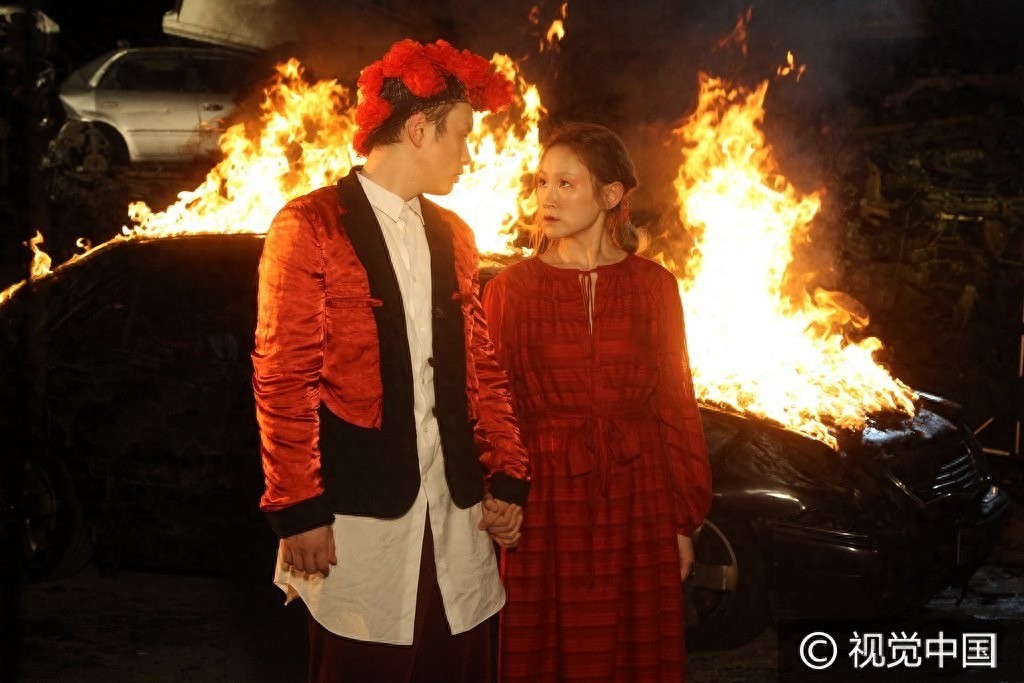 王菀之白脸惨妆化身红衣鬼新娘 火海拍摄MV气氛诡异