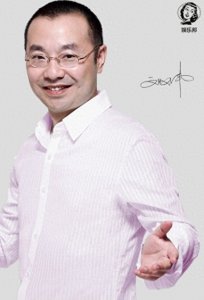 ​47岁刘仪伟的妻子近照