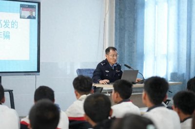 ​警星闪耀 | 铁金山：坚守警犬训导岗位37年的挺拔青“松”