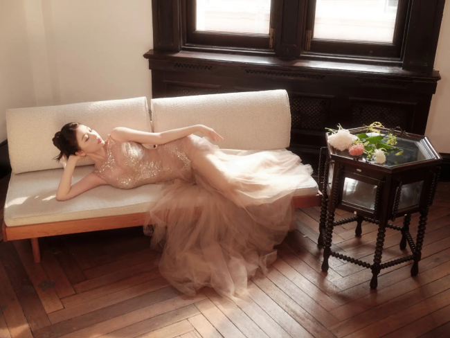 虞书欣透视纱裙柔光静谧 蹲坐墙角情绪感染力十足