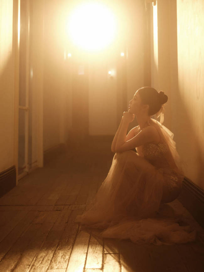 虞书欣透视纱裙柔光静谧 蹲坐墙角情绪感染力十足