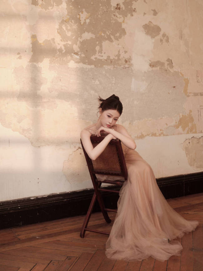 虞书欣透视纱裙柔光静谧 蹲坐墙角情绪感染力十足
