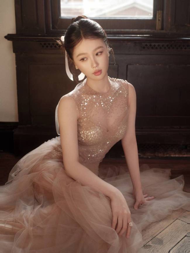 虞书欣透视纱裙柔光静谧 蹲坐墙角情绪感染力十足