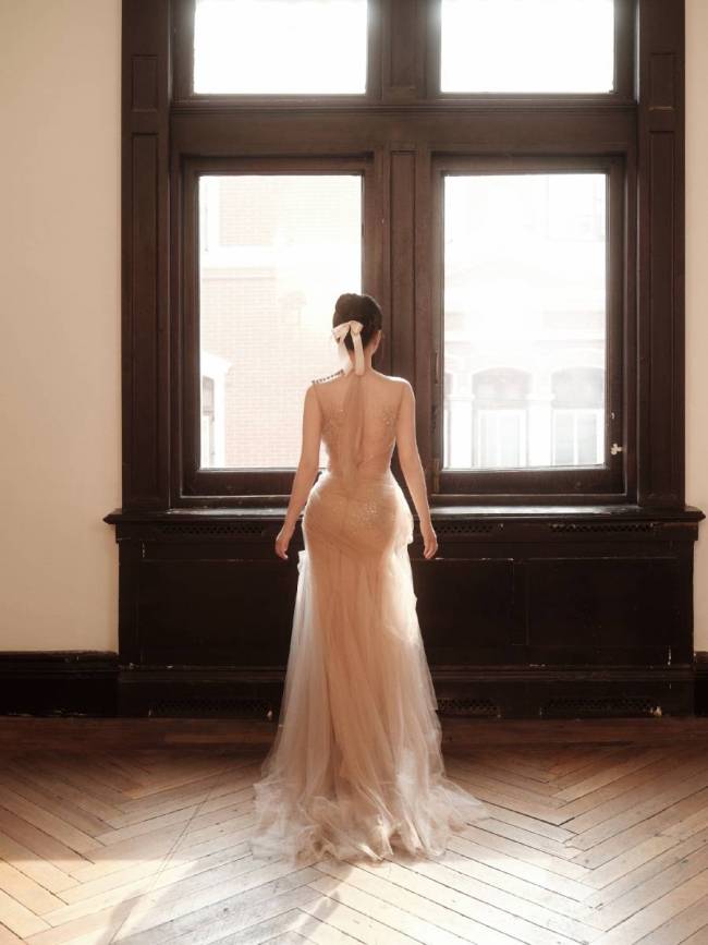 虞书欣透视纱裙柔光静谧 蹲坐墙角情绪感染力十足