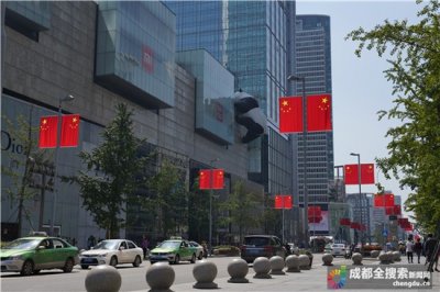 ​迎接新中国成立70周年 两万多面国旗红遍成都街头