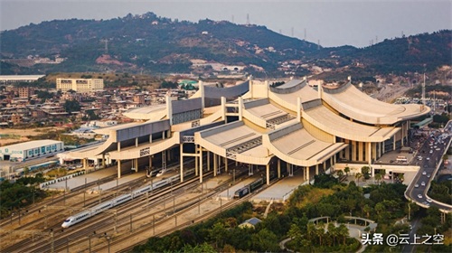 G323 | 从北京南到厦门北，由北到南穿越2053公里的高速动车