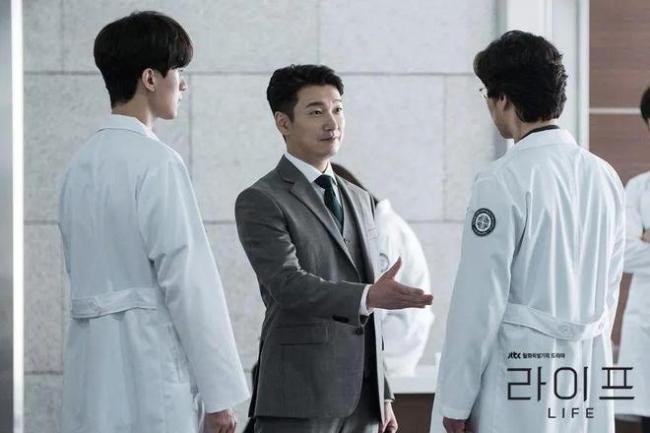 两大颜值天花板,上演年度「肉欲」大剧