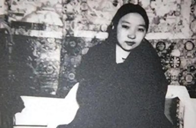 ​1959年，17岁女活佛从印度逃亡到北京，踏上祖国一瞬间突然跪下
